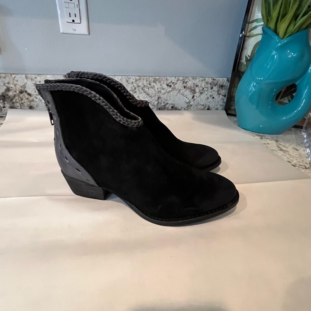 Journee Signature Gracie Western Suede Ankle Boots Black Size 6 NEW